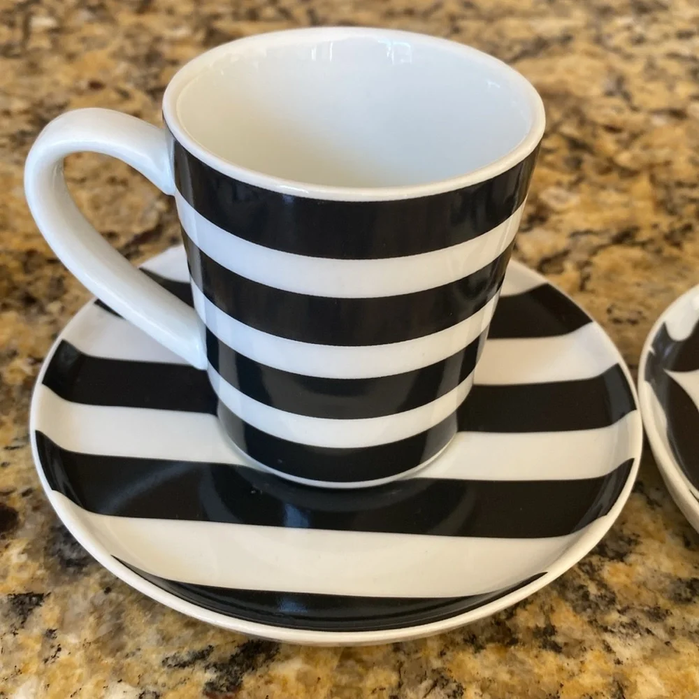 Crate & Barrel Black and White Demitasse Espresso Cup Set. 4 cups/4 saucers.